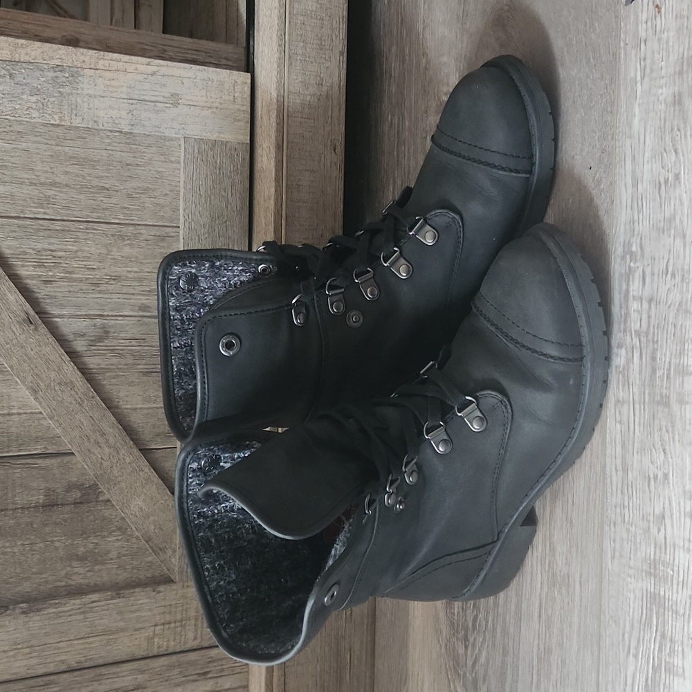 Black Roxy boots